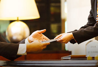 商務(wù)咨詢 企業(yè)航行中的燈塔與羅盤